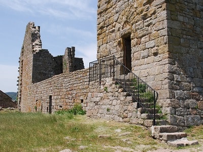 Средневековый замок La Garde-Guérin в Lozère 7