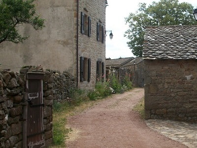 De restauratie van het middeleeuwse dorp La Garde-Guérin in Lozère 1