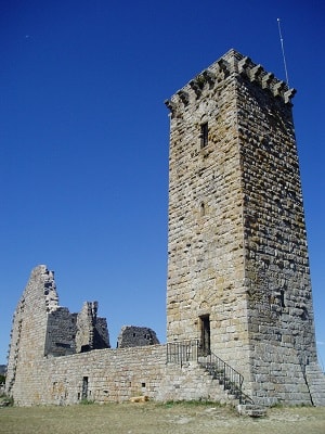 La tour médiévale de La Garde-Guérin en Lozère