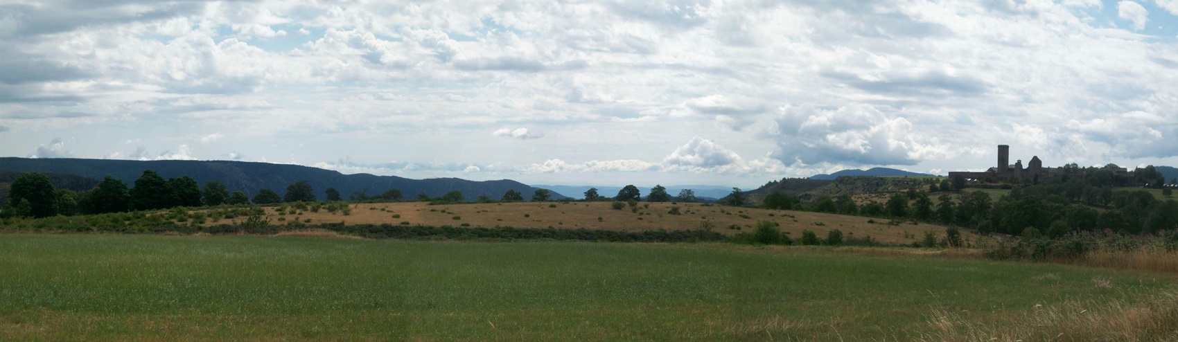 Le village médiéval de La Garde-Guérin est situé au bord du Chassezac en Lozère (Occitanie)