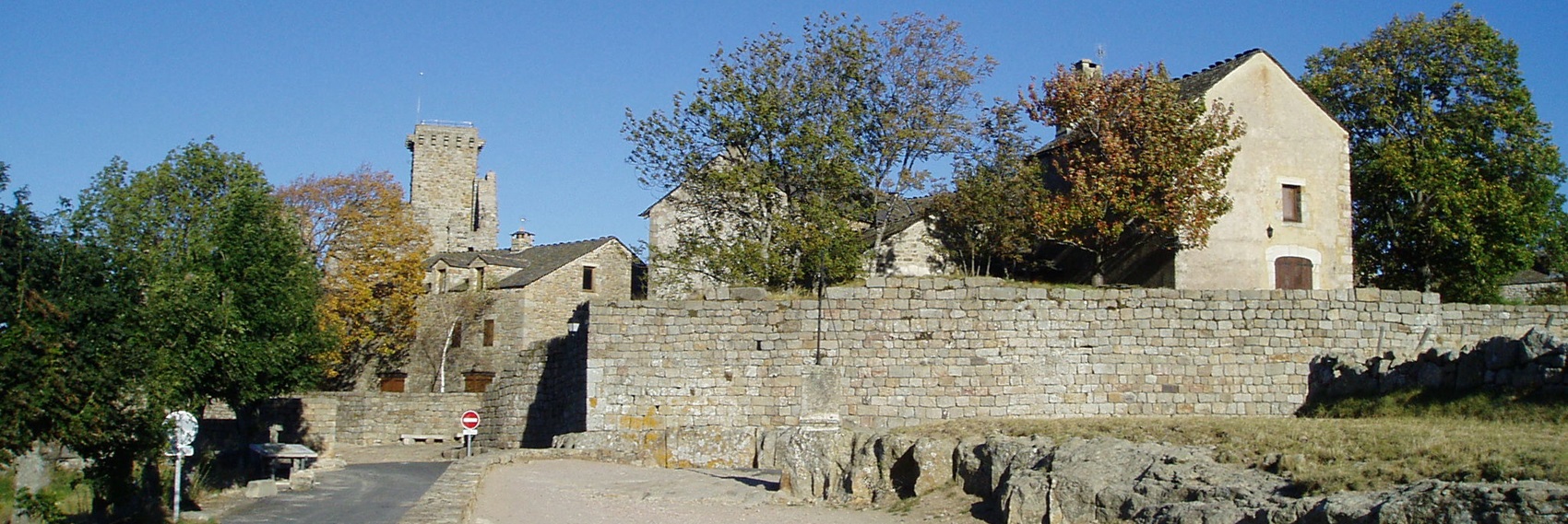 De restauratie van het middeleeuwse dorp La Garde-Guérin in Lozère