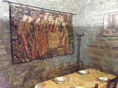 Tapisserie ancienne et restaurant aux Vans