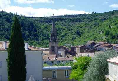 L'église et la petite ville des Vans
