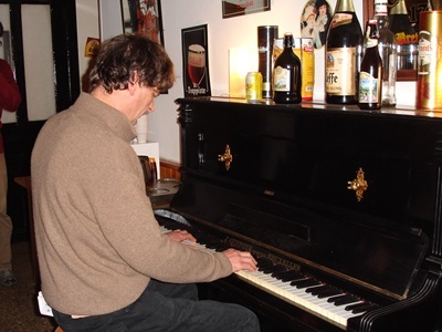 Philippe aan de piano.






