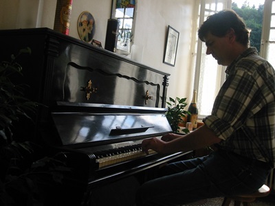 Philippe spielt Klavier im Gîte L'Etoile à La Bastide-Puylaurent