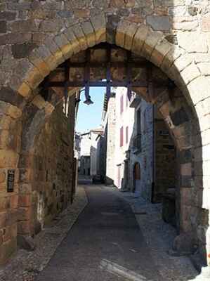 Portal medieval en Pradelles