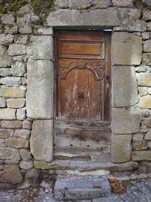 Puerta medieval en Pradelles