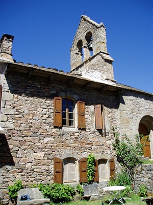 Den romanske kirken i Puylaurent i Lozère