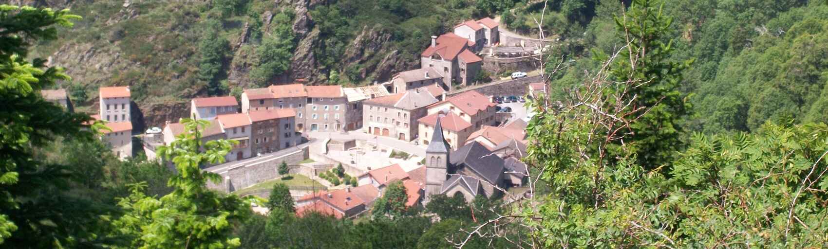Panoramisch uitzicht op het dorp Saint-Laurent-les-Bains en de omliggende landschappen in de Ardèche