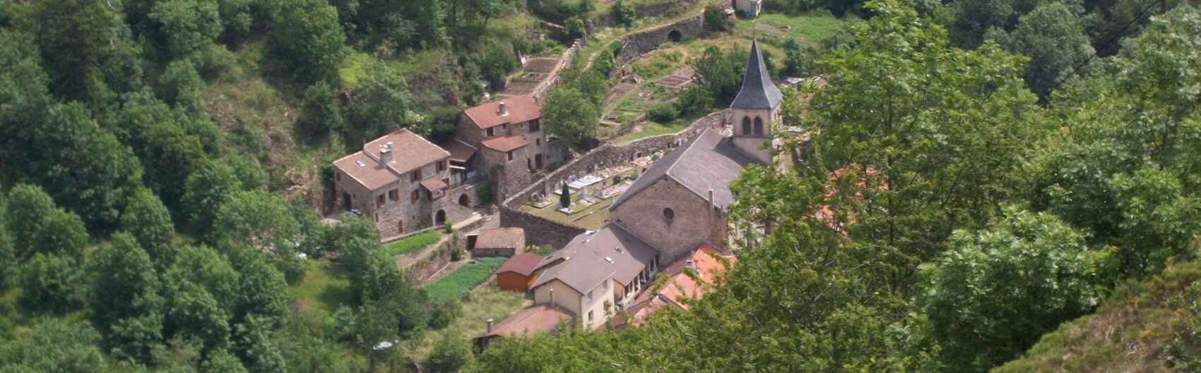 Groen landschap langs de 4,5 km lange wandelroute in Saint-Laurent-les-Bains
