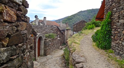 2 Thines i Ardèche (Auvergne-Rhône-Alpes). Vandringar: GR de Pays Le Cévenol och GR®4.