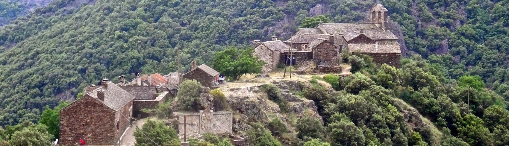 1 Thines i Ardèche (Auvergne-Rhône-Alpes). Vandringar: GR de Pays Le Cévenol och GR®4.